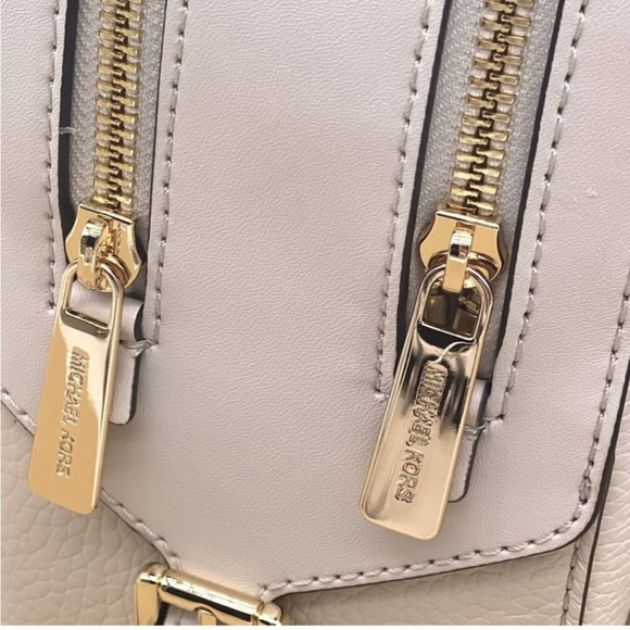 Michael Kors Jaycee Medium
Pebbled Leather Backpack Light
Cream - Picture 5 of 15